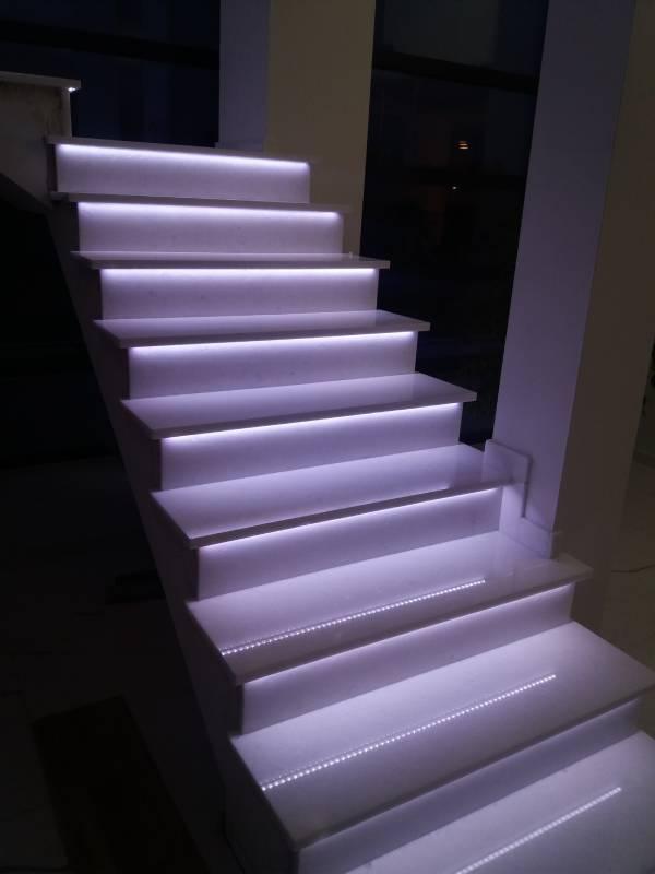 schody podświetlone