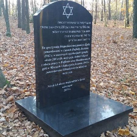 Tablica upamiętniająca mord żydów w lesie Mrozach